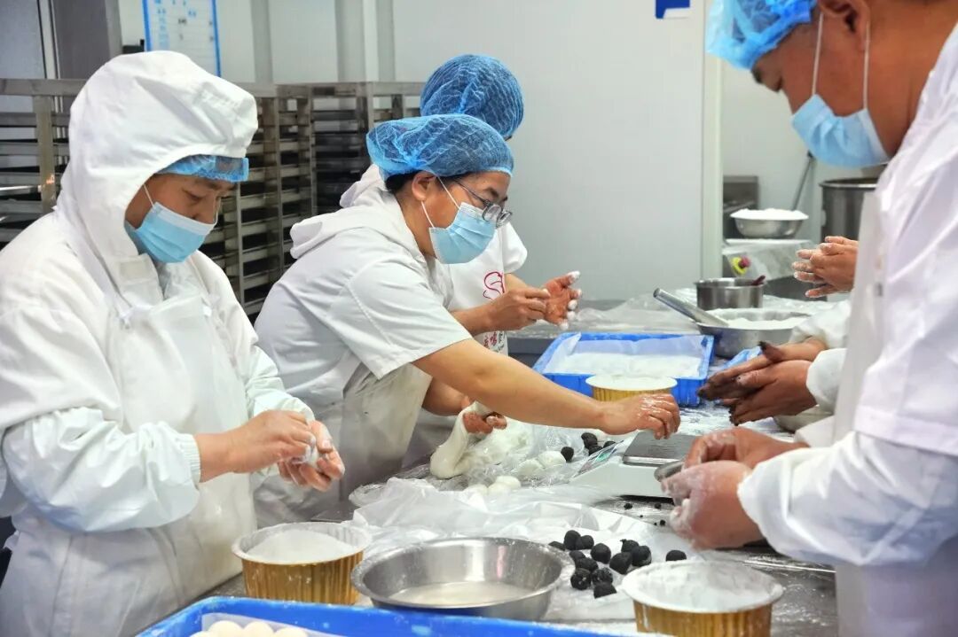 每天“手搓”7000只湯圓！松江這家企業(yè)元宵節(jié)前“馬力全開(kāi)”